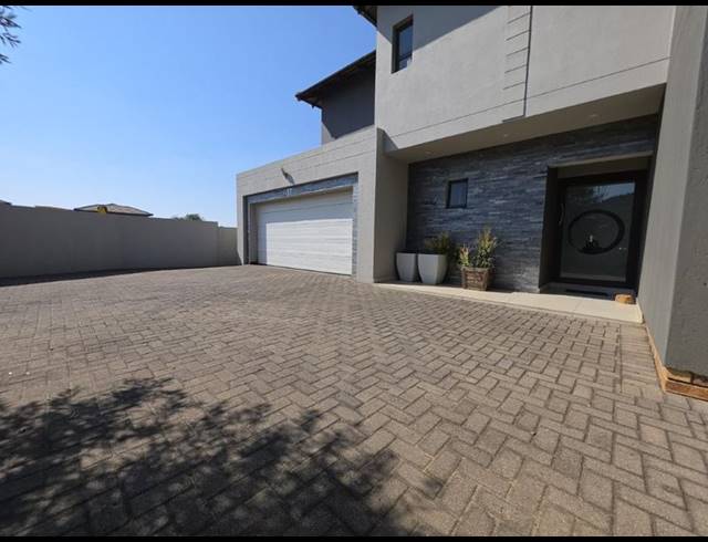 3 BEDROOM CLUSTER FOR SALE IN EYE OF AFRICA